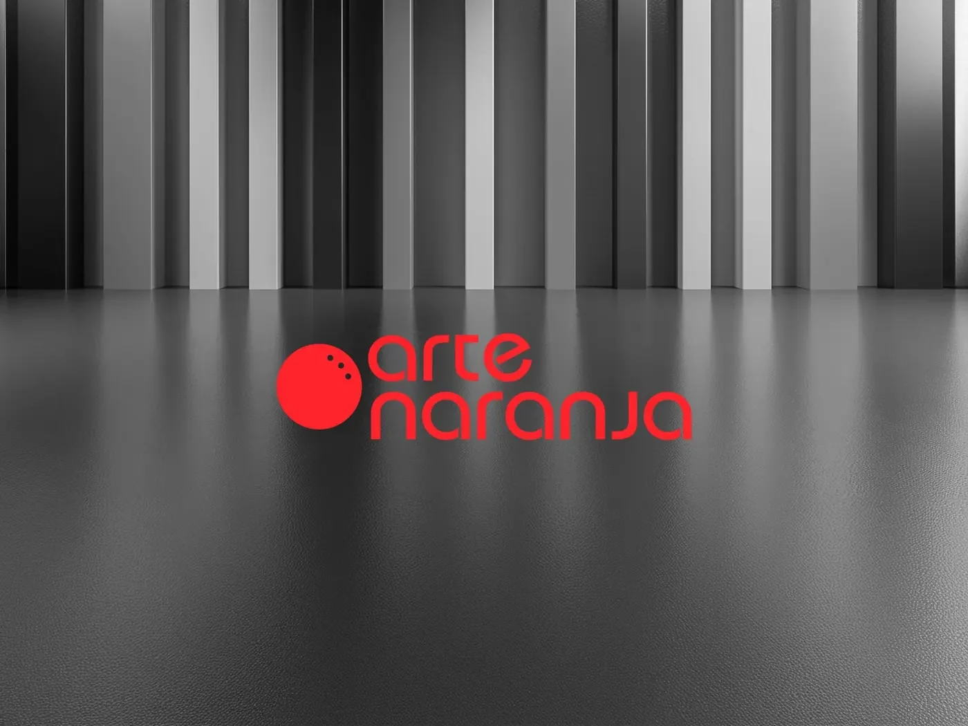 Logotipo aplicado sobre una superficie metálica.