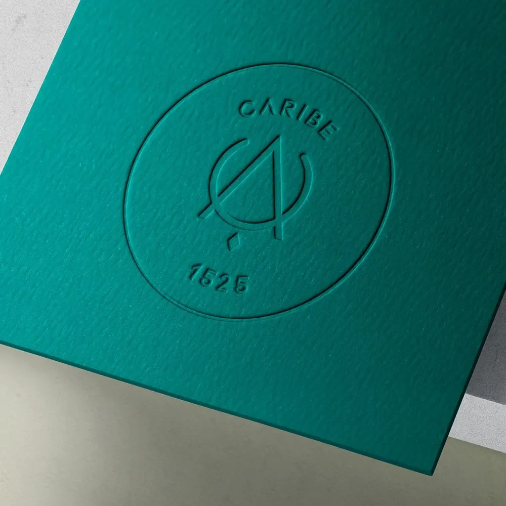 Papelería verde con sello de marca.
