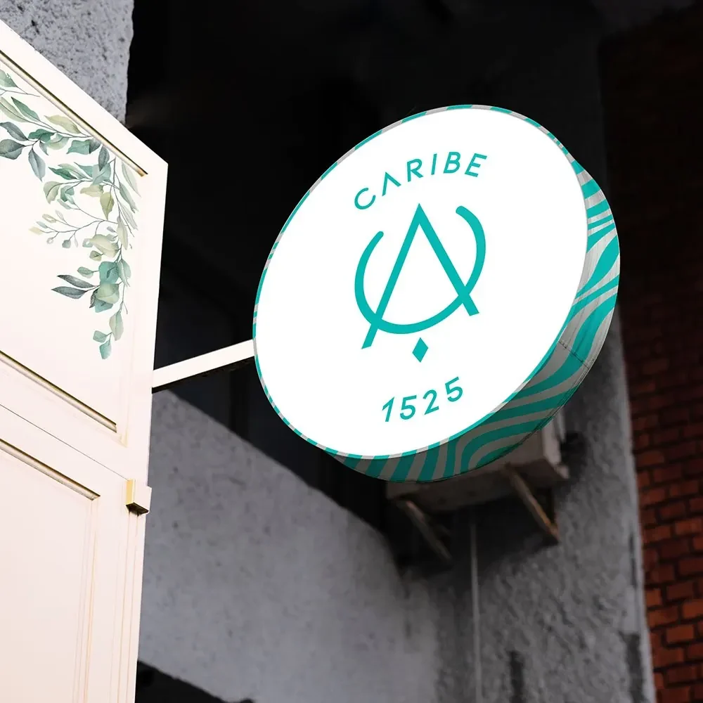 Aplicación circular del símbolo en un espacio comercial.