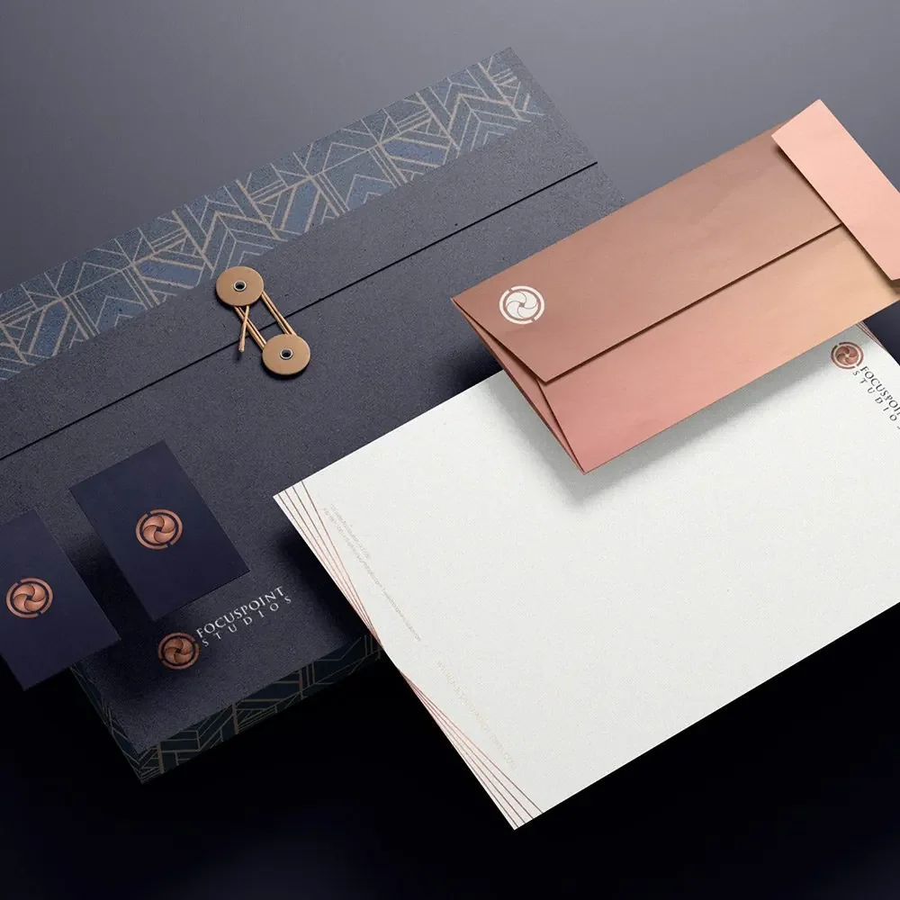 Sistema de papelería y materiales de marca.