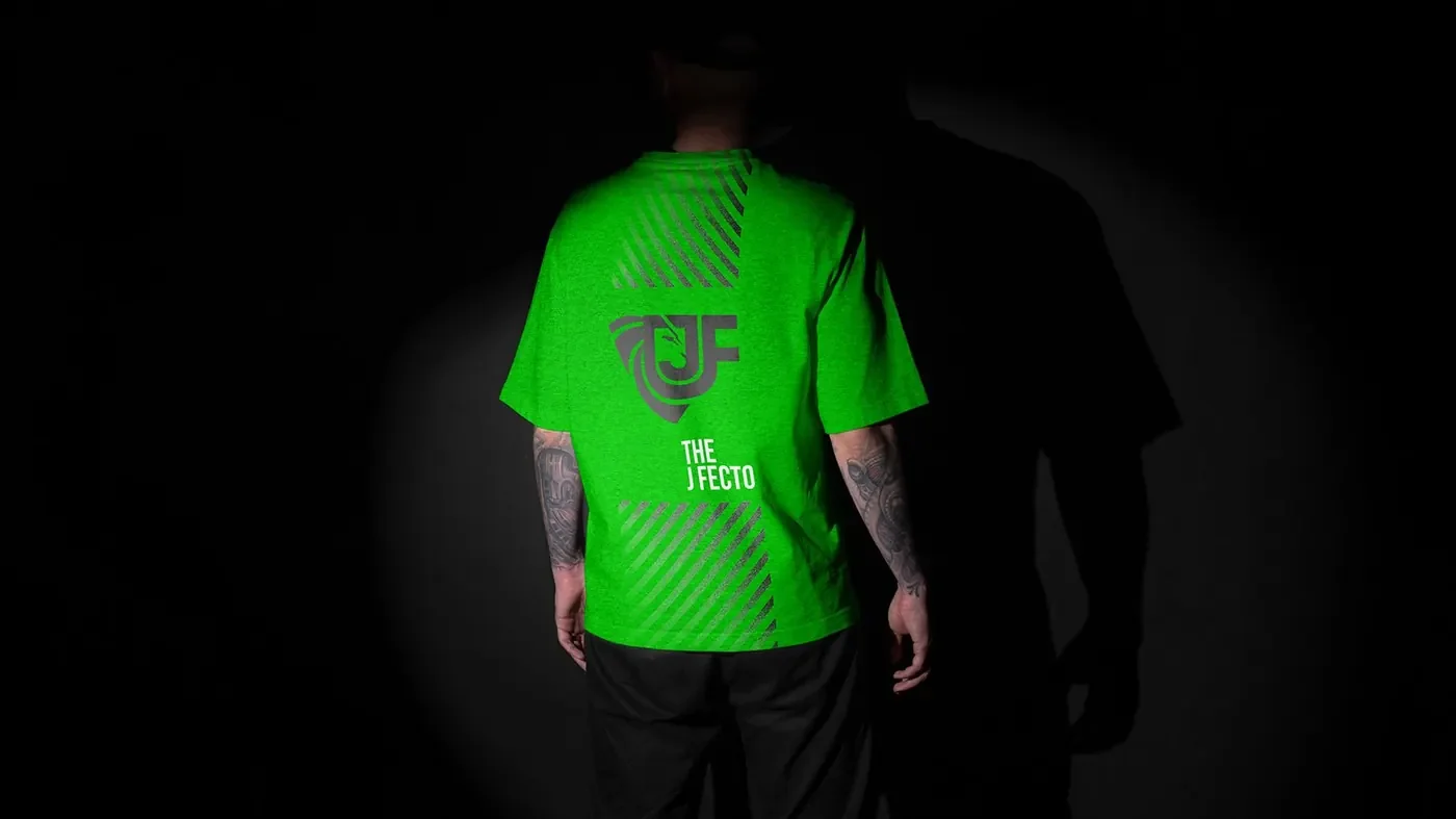 Identidad aplicada a una camiseta.