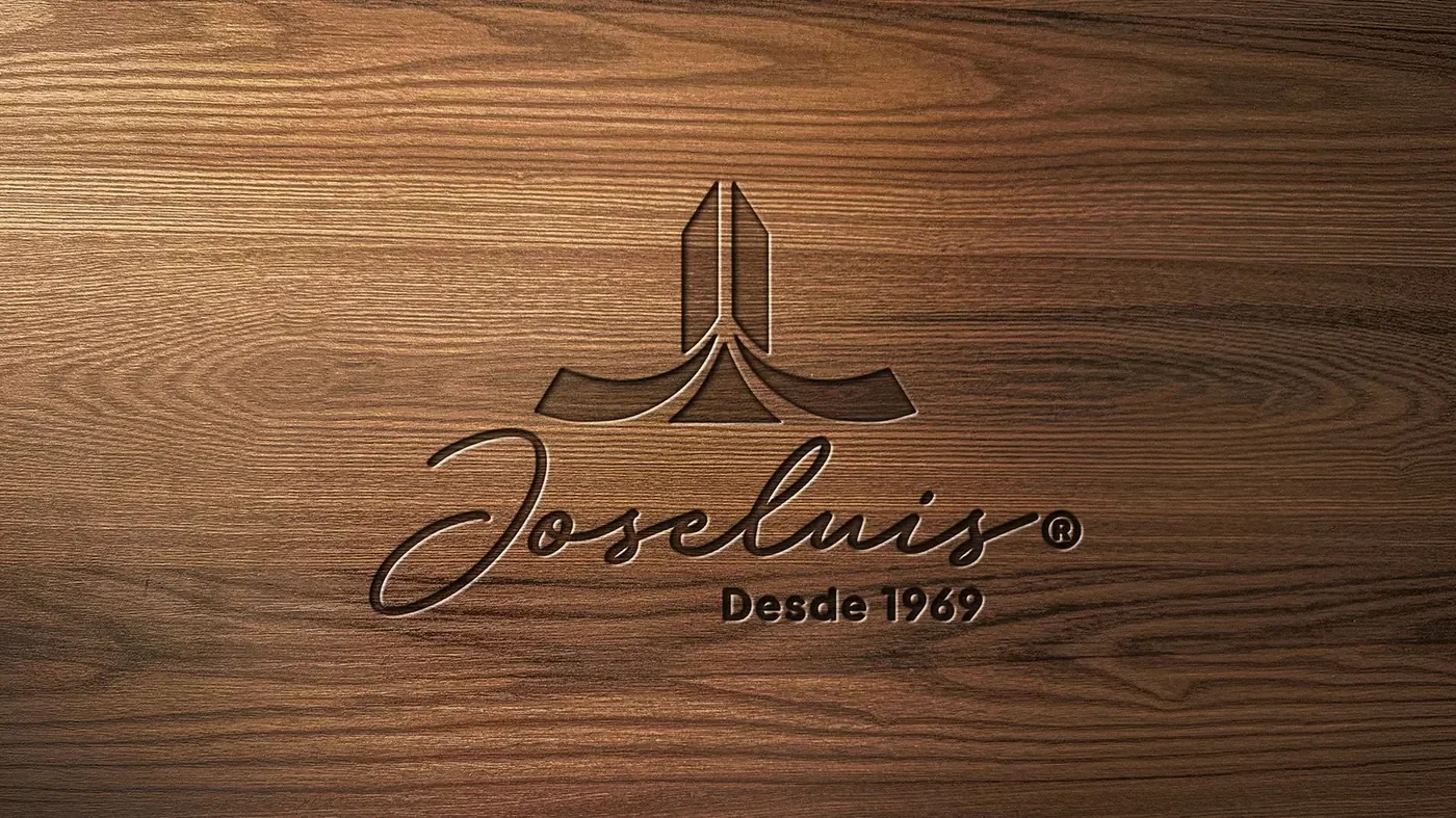 Logotipo aplicado sobre una superficie de madera.